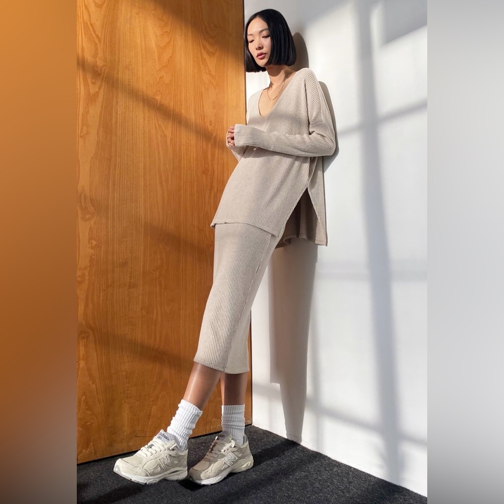 Aritzia Light Beige V-Neck Sweater and Skirt. Size M
